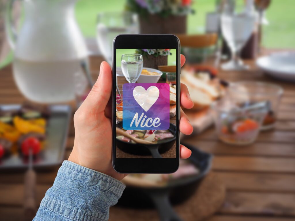 NICEとハートが表示されたスマートフォン