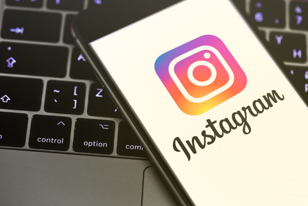 パソコンのキーボードとInstagramが表示されたスマートフォン