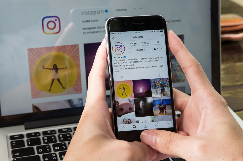 Instagramが表示されたスマホとパソコン