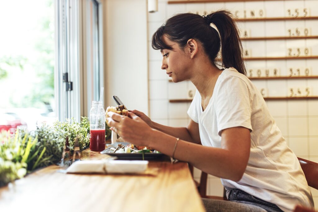 スマートフォンを操作している女性