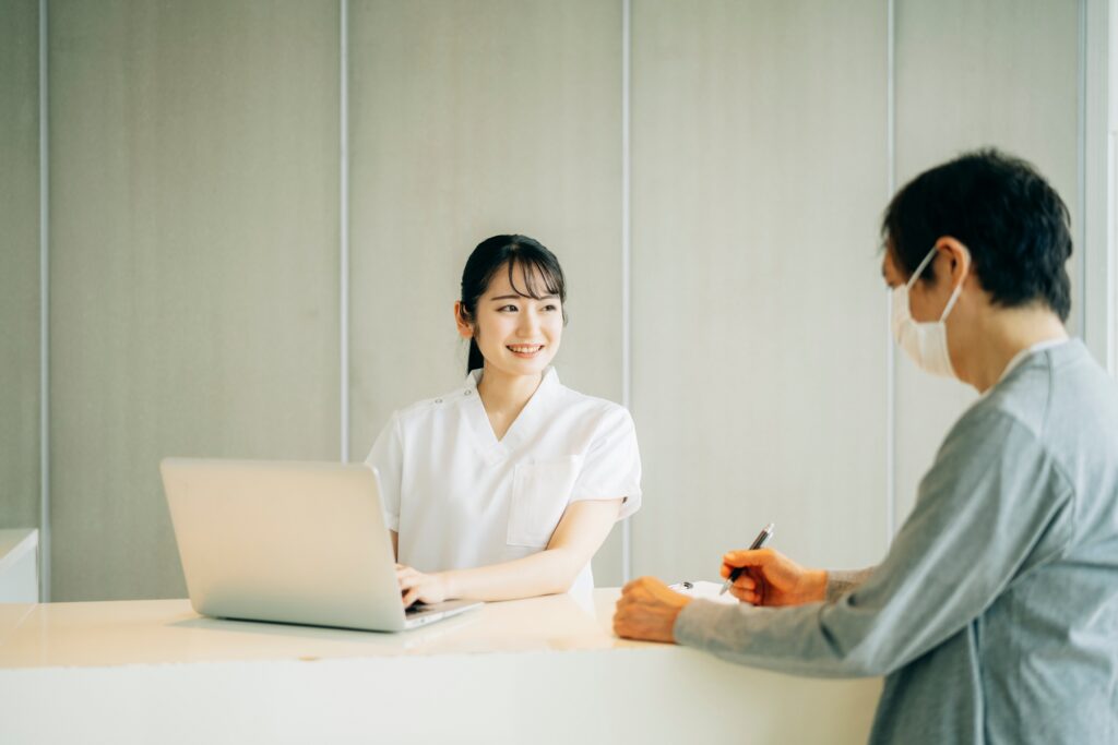 パソコンの前で男女が話している