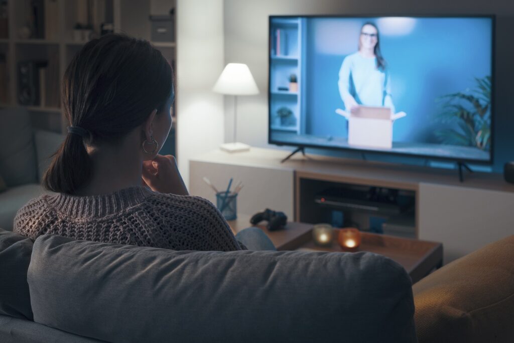 ソファに座ってテレビを見る女性