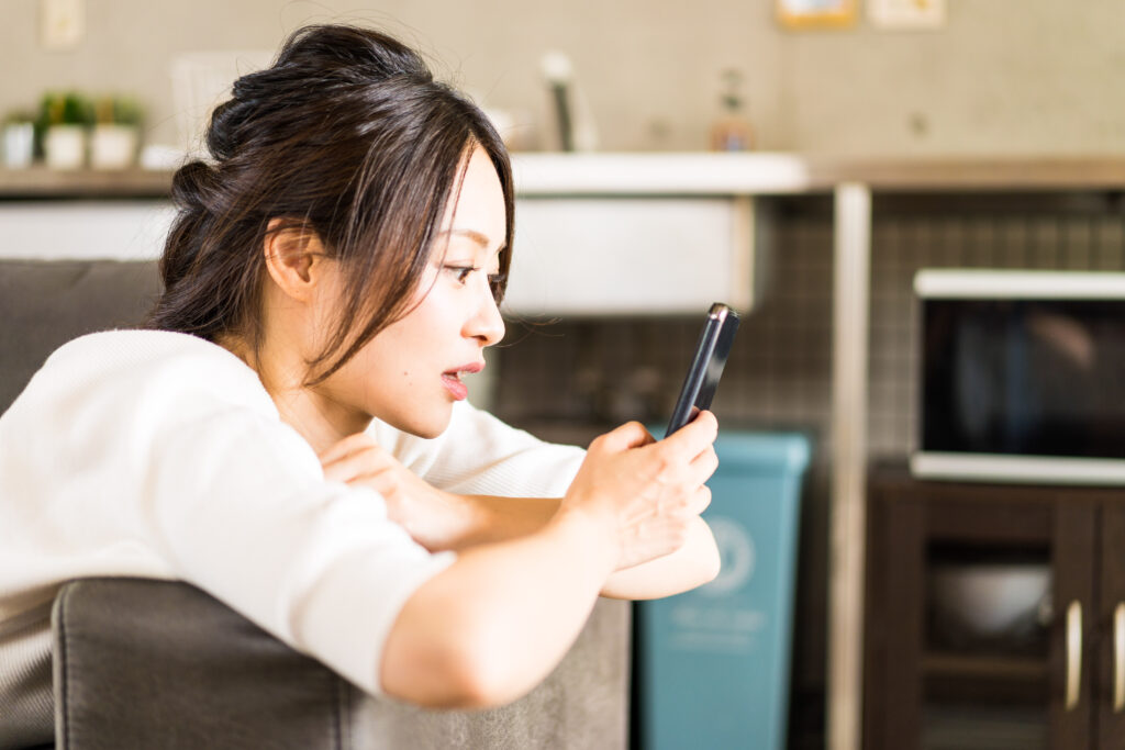 スマートフォンを操作している女性