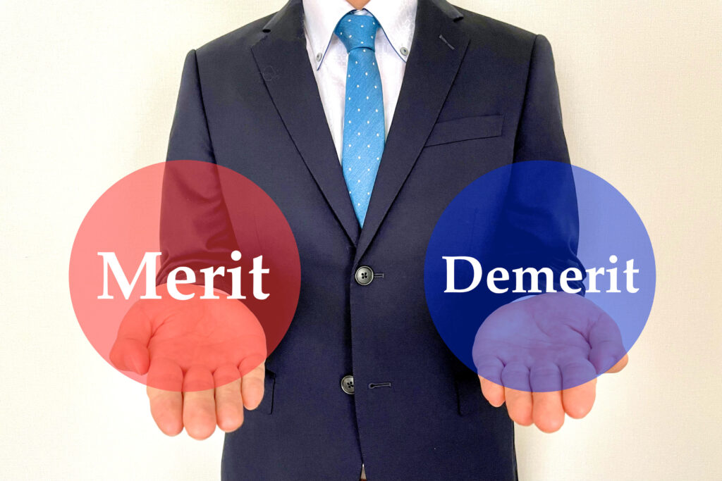 MERIT DEMERITを掲げる男性