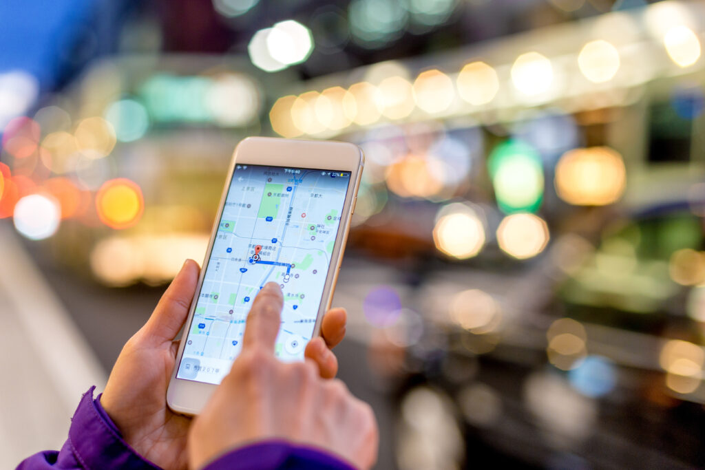 スマートフォンの地図を使用している