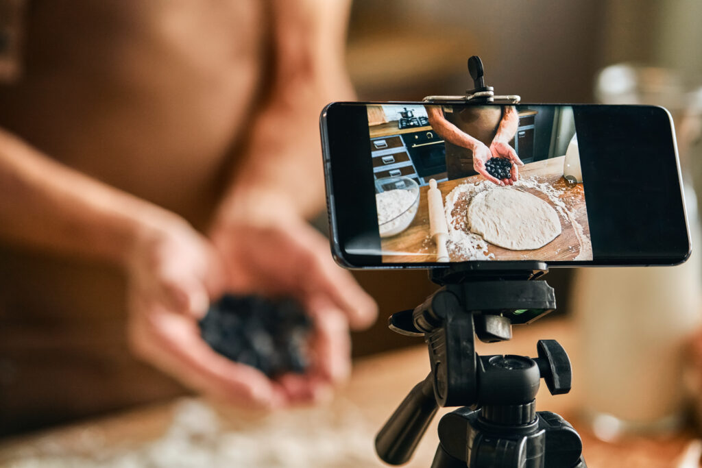 料理風景をスマートフォンで撮っている